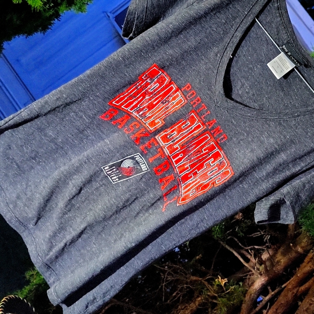 Size L trailblazers t shirt